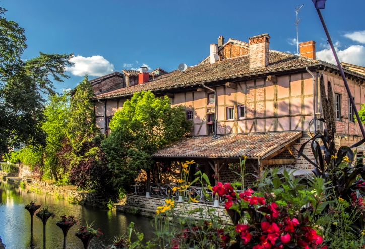 Les berges fleuries à Vonnas, ou est situé le camping le Renom en région Auvergne-Rhône-Alpes