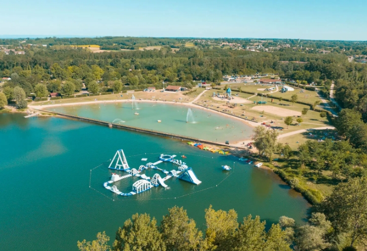 La base de loisirs du Lac de Cormoranche est accessible à proximité du camping le Renom dans l’Ain, en région Auvergne-Rhône-Alpes