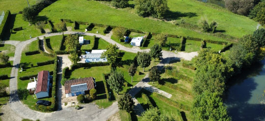 Vue aérienne des emplacements du camping le Renom dans l’Ain