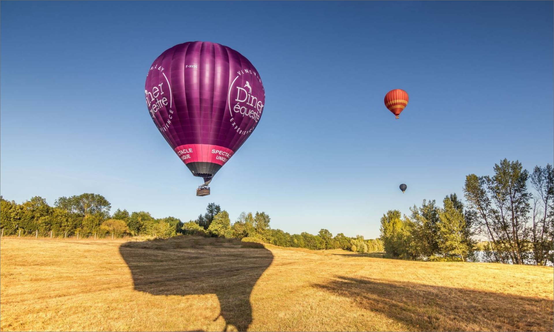 Vue aérienne des étangs de la Dombes en montgolfière. Une immersion touristique au cœur de l'Ain à proximité du camping Le Renom 