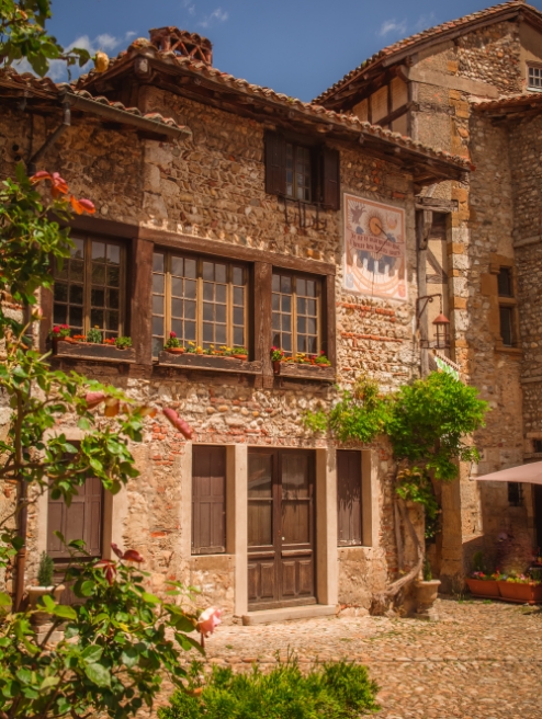 Le village médiéval de Pérouges, trésor de l’Ain et de la Bourgogne du Sud, à proximité du camping le Renom dans l’Ain