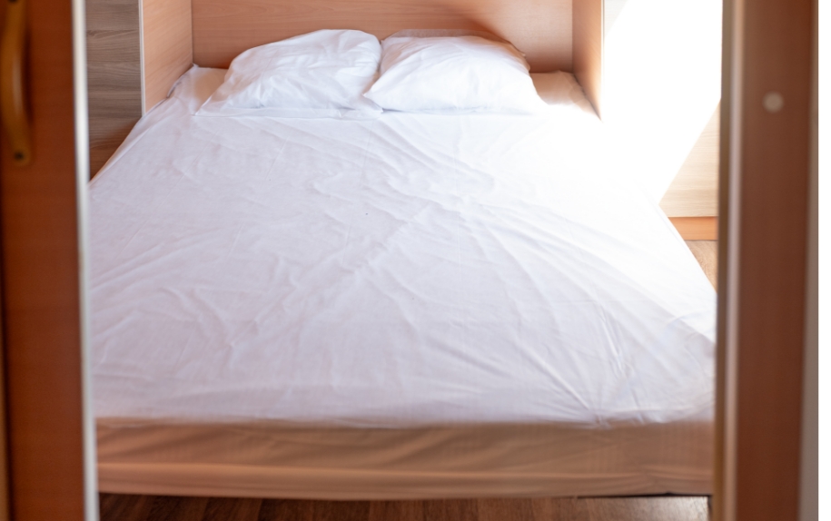 Chambre de la location de roulottes dans l'Ain pour une expérience originale