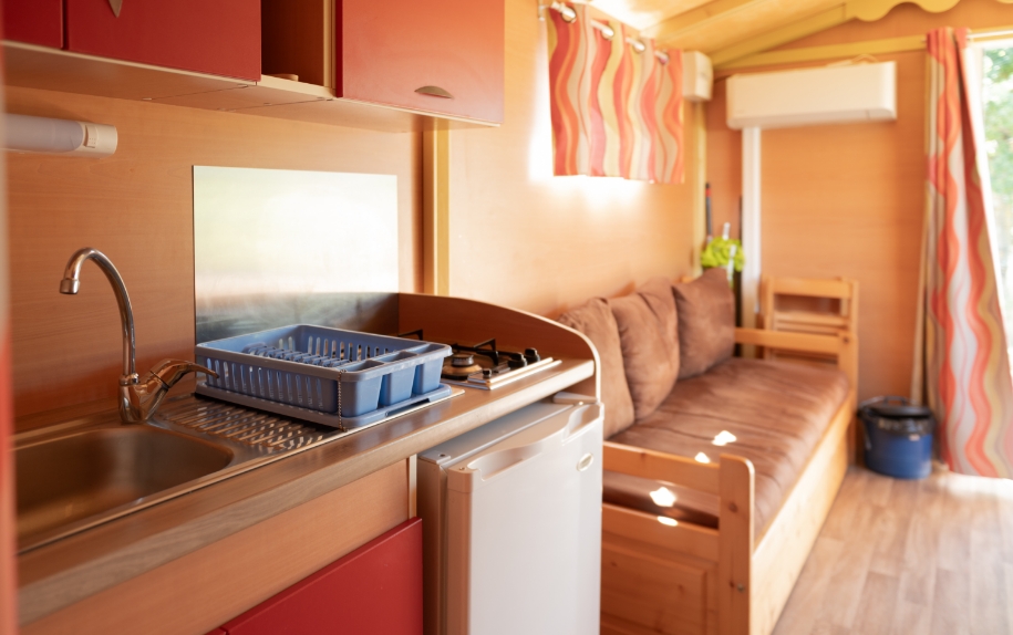 Intérieur de la location de roulottes dans l'Ain pour une expérience originale