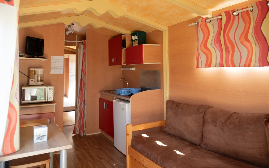 Intérieur de la location de roulottes dans l'Ain pour une expérience originale