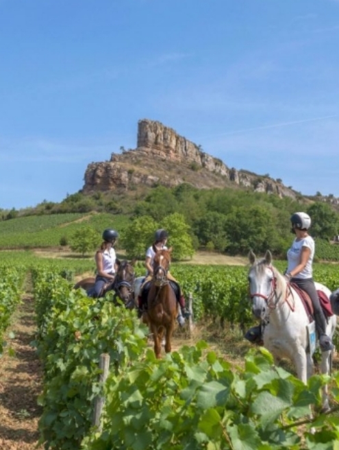 La roche de Solutré à cheval
