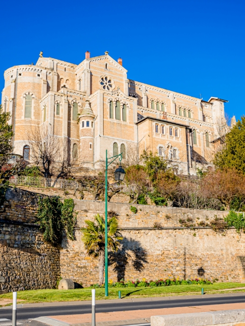 La cathédrale de Trévoux, trésor de l’Ain et de la Bourgogne du Sud, à proximité du camping le Renom dans l’Ain