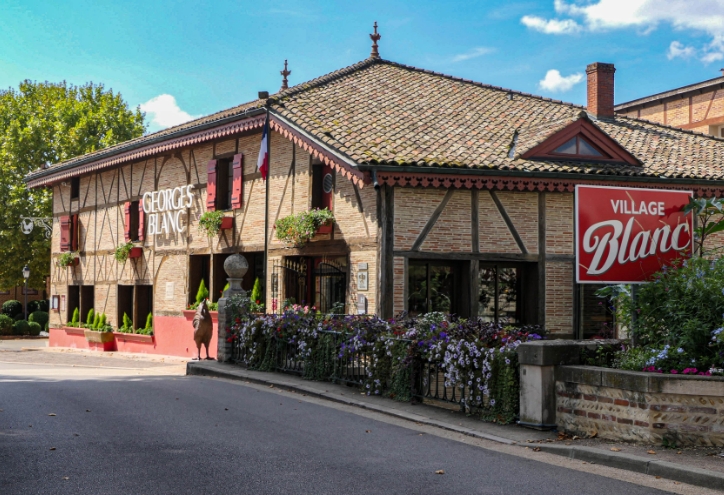 = Camping dans l’Ain le Renom est situé à proximité immédiate du Village Blanc de Georges Blanc
