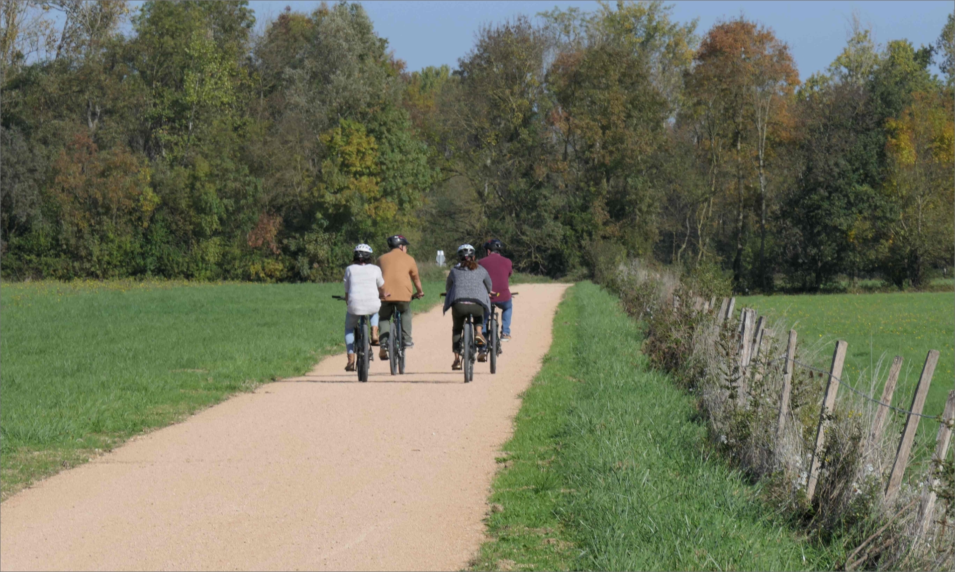 La Voie Bleue, itinéraire cyclable à proximité du camping Le Renom dans l’Ain, en Bourgogne du Sud